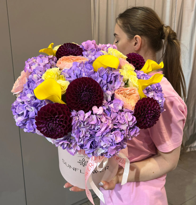 Bright box with calla and dahlias