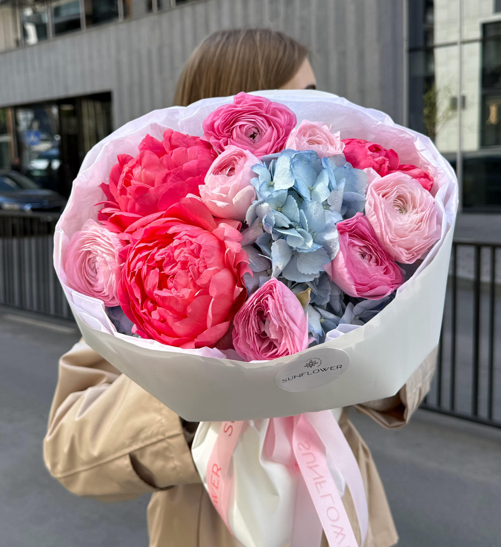 Bouquet S with blue hydrangea and color-changing peonies