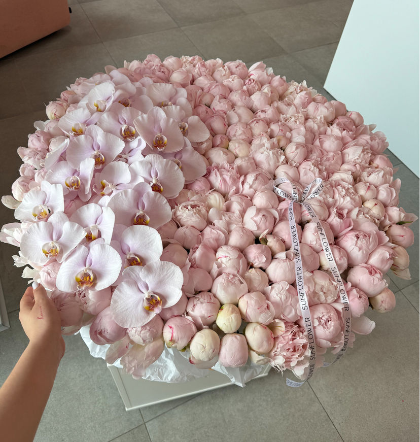 XL basket with delicate peonies and orchids
