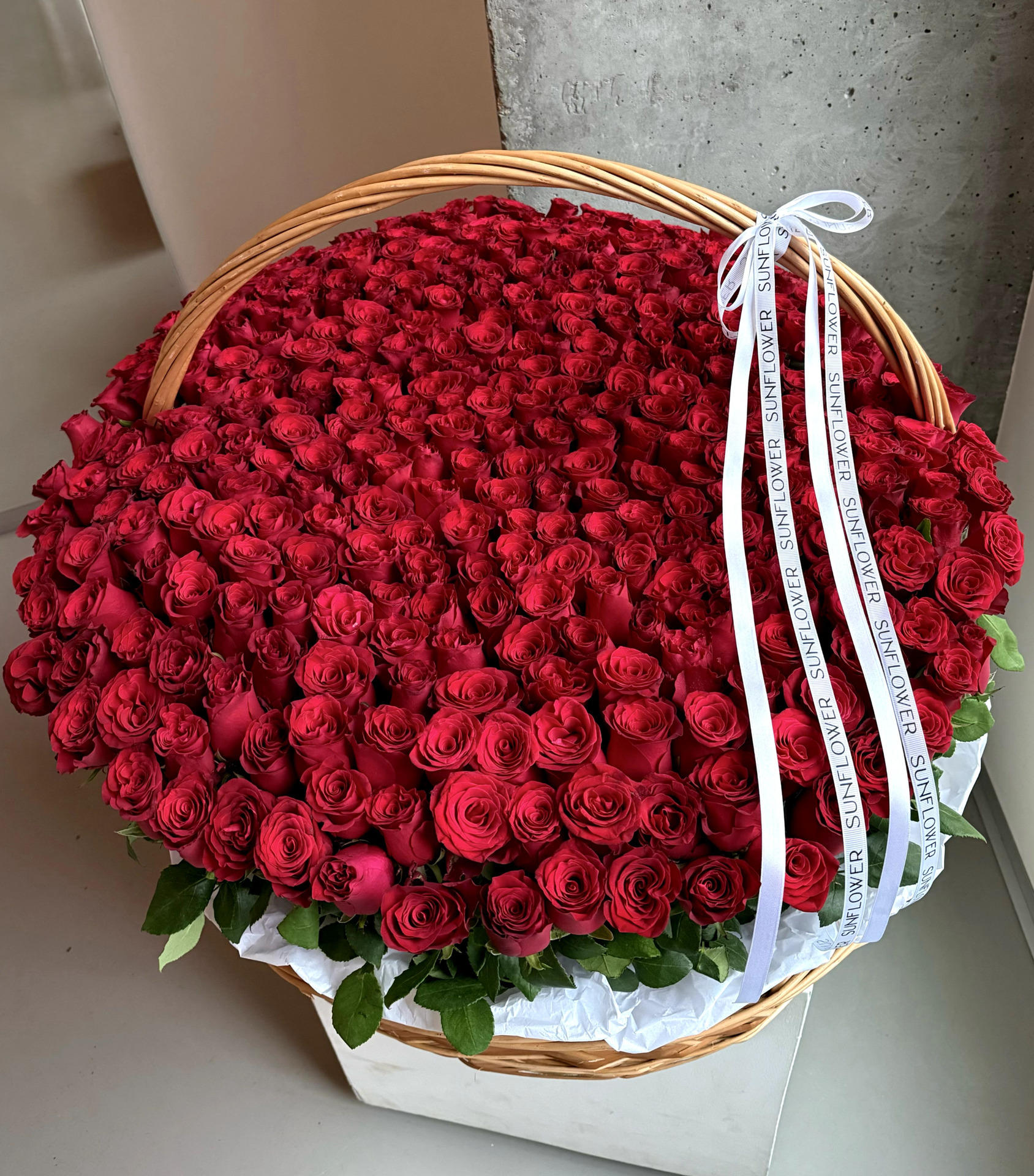 Кошик  червоних троянда Rhodos