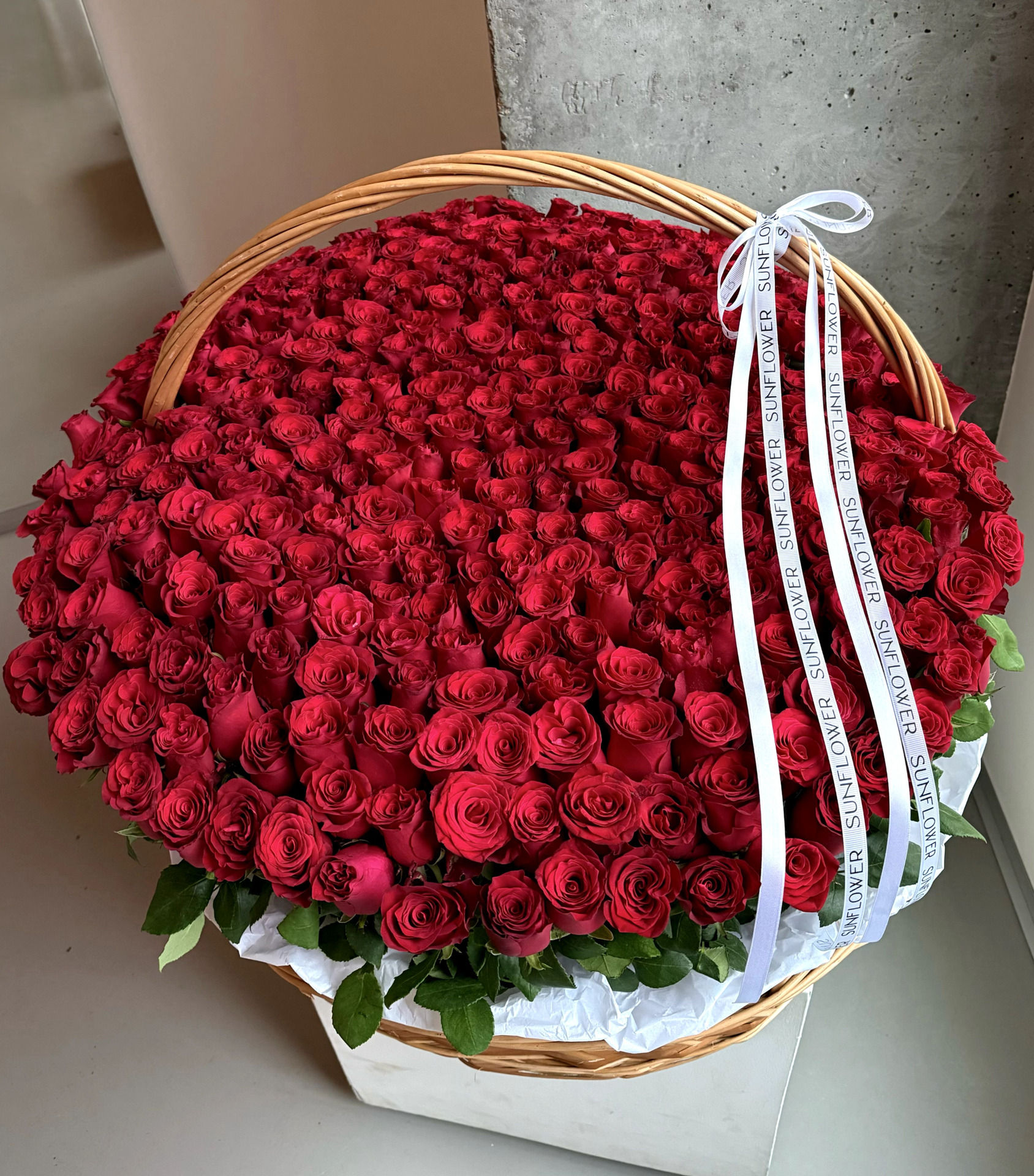 Кошик  червоних троянда Rhodos