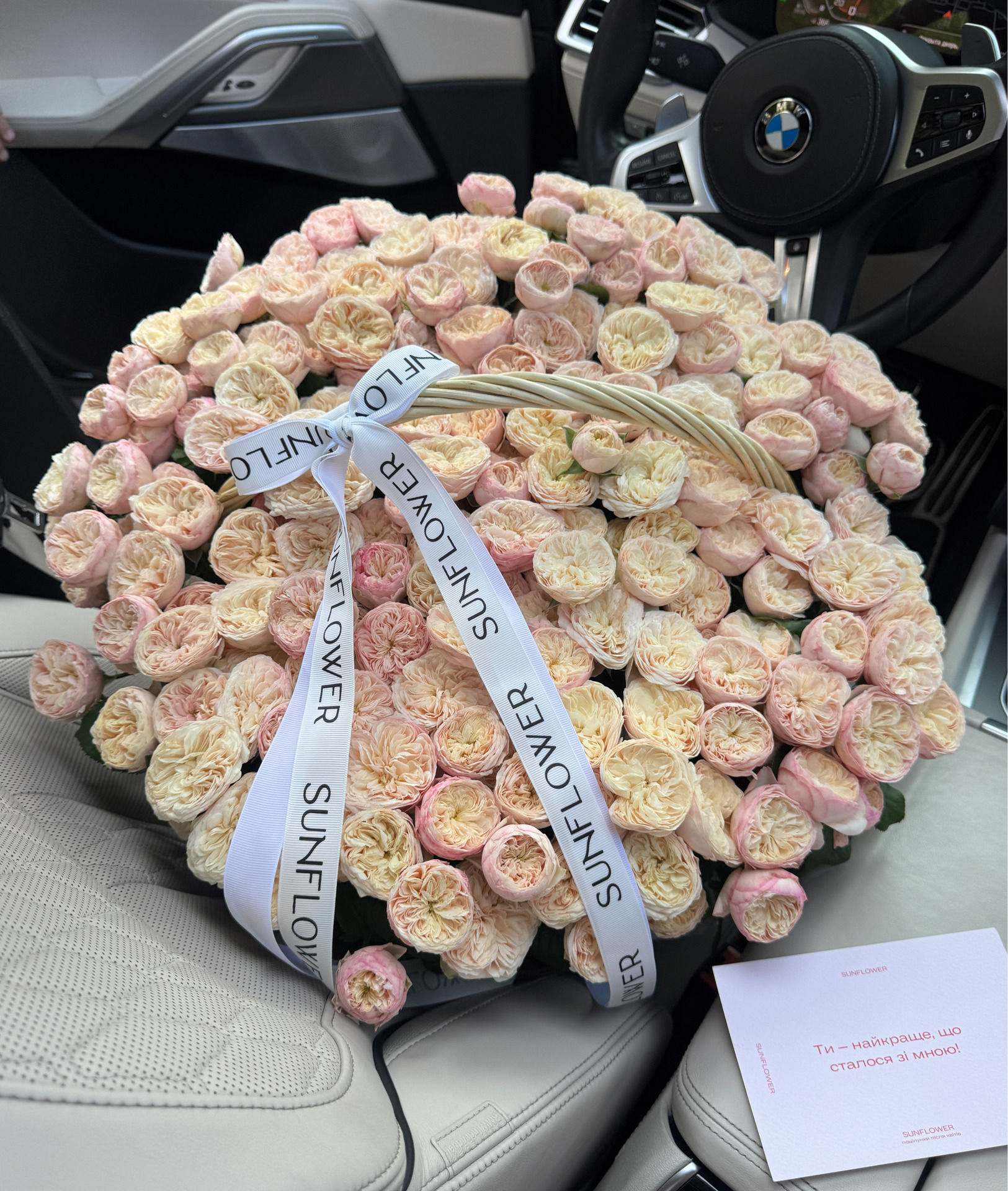 Композиція з 65 троянд Royal Blush у кошику