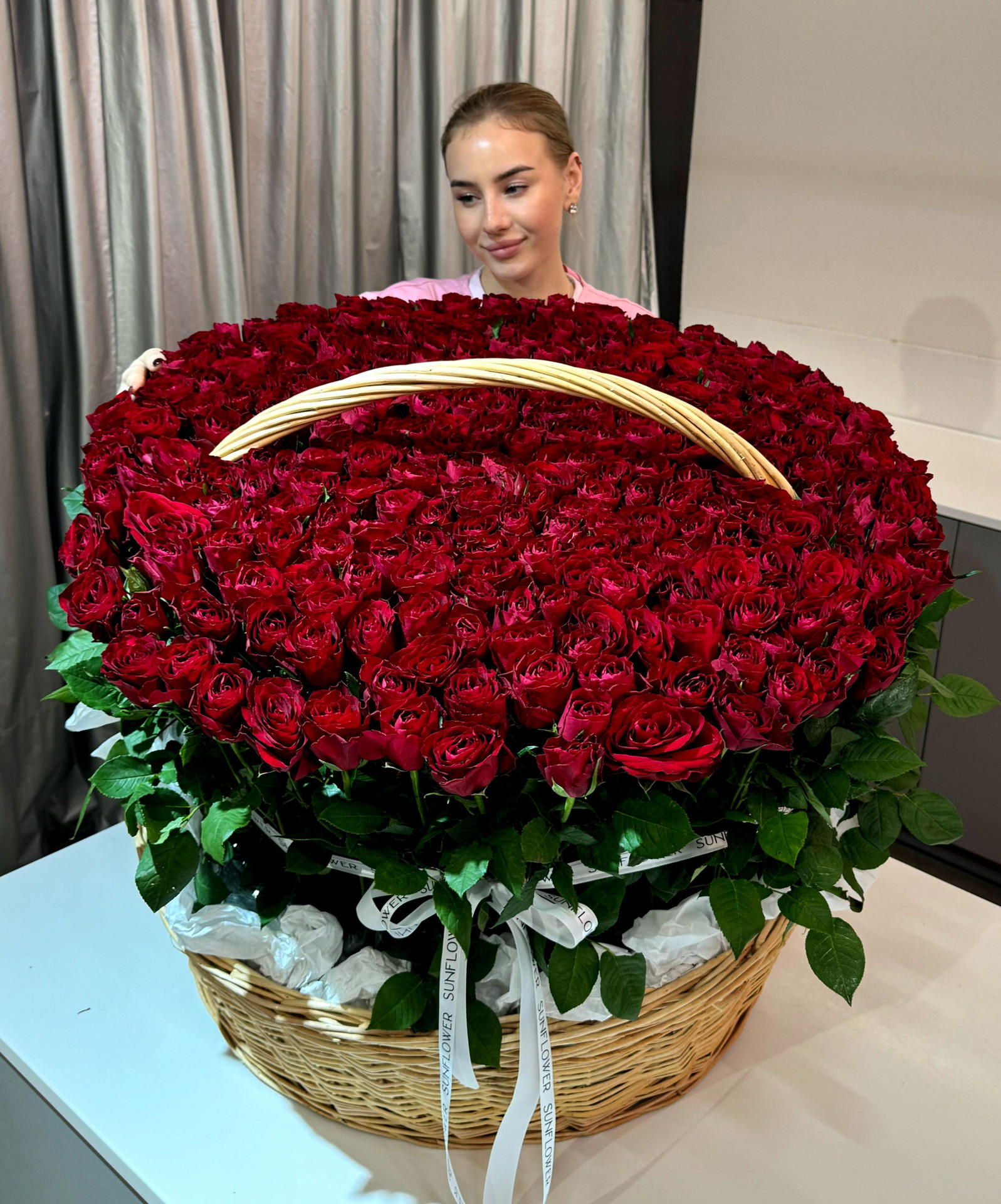 Basket of 301 Madam Red 60 см