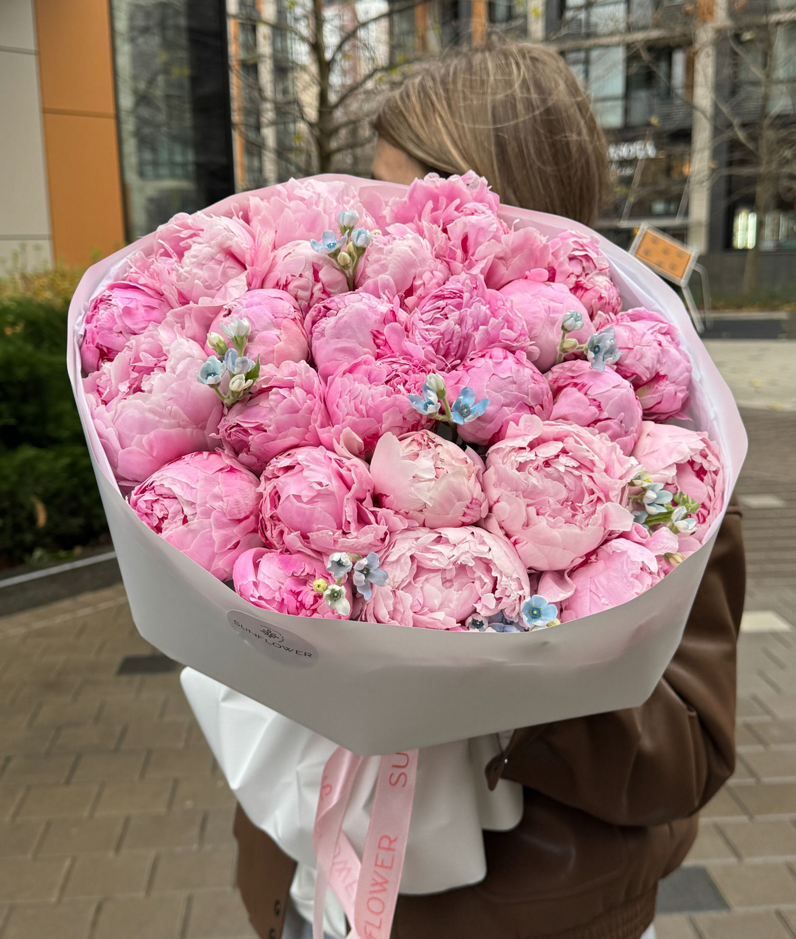 M-sized bouquet with peonies and oxypetulum