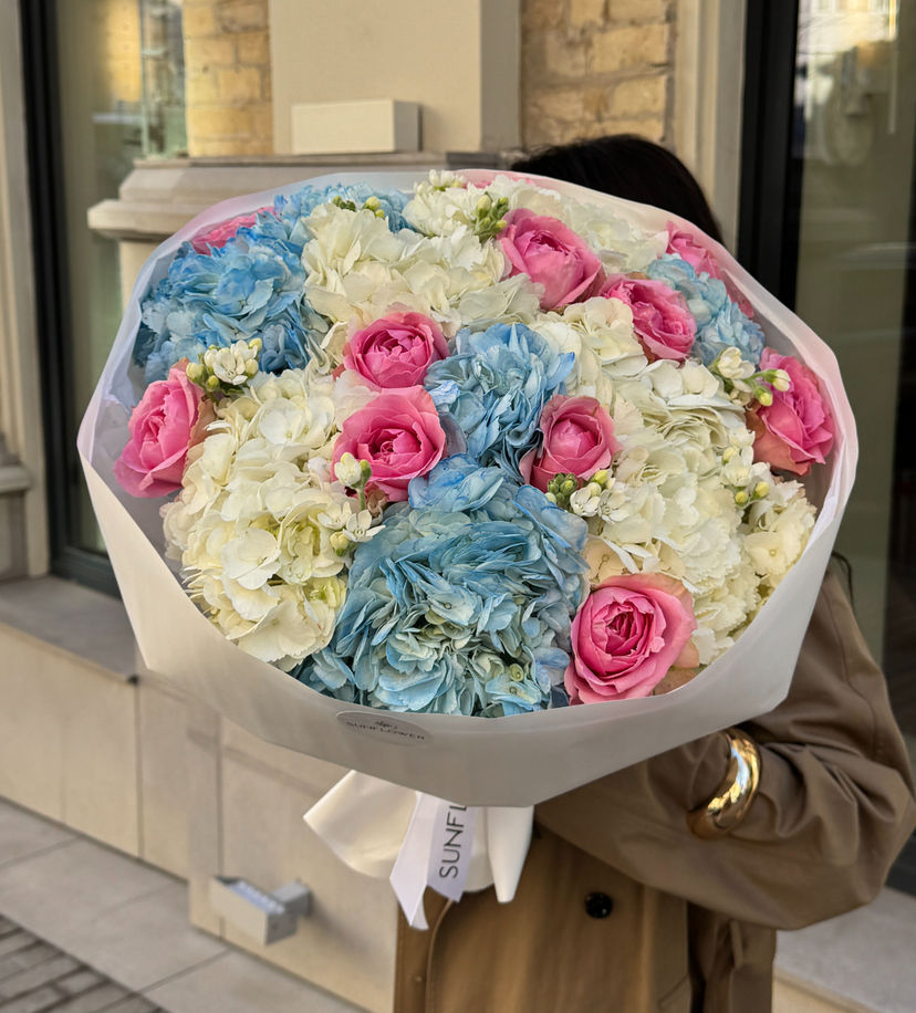 Bouquet M with mixed hydrangeas and white occipital
