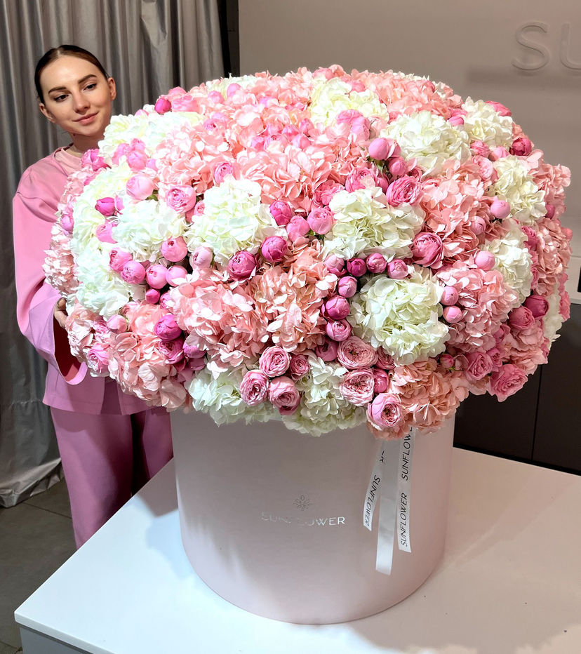 XXL flower box with hydrangea and roses