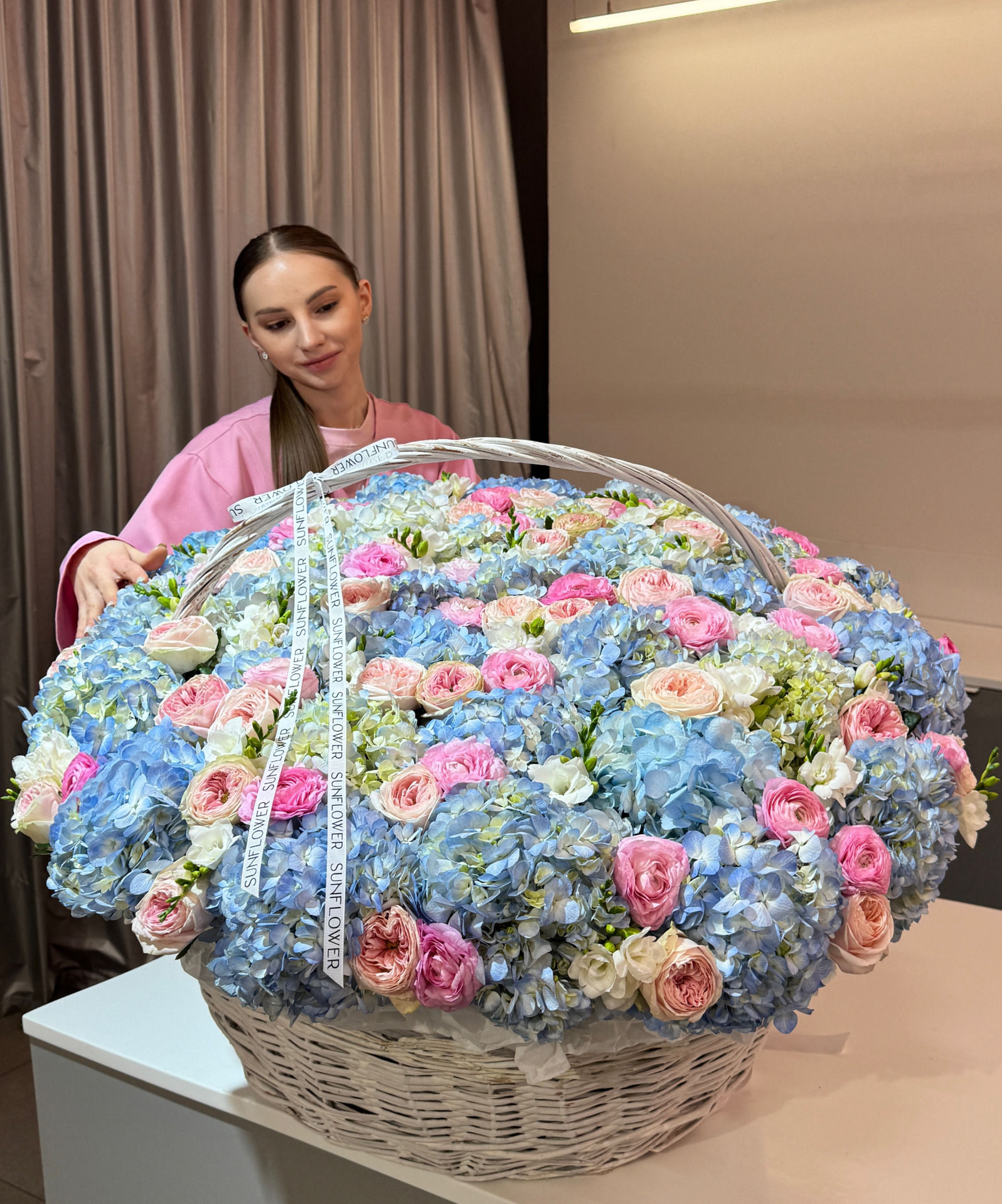 Basket with blue hydrangea, roses, freesia and ranunculus in size XL
