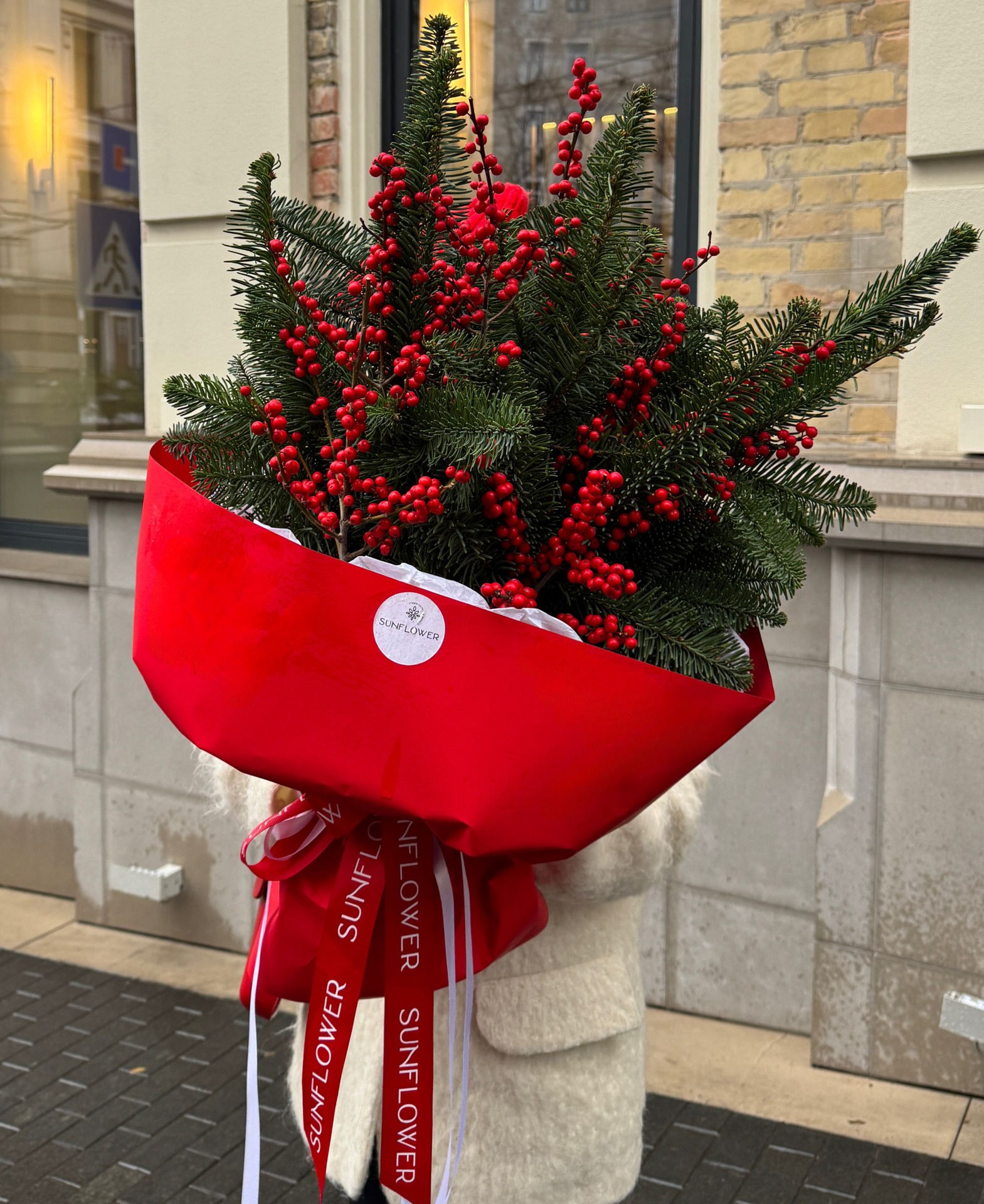 Bouquet of needles and red ilex