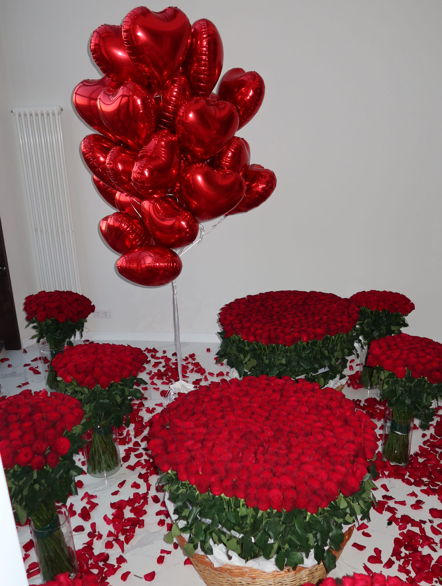 Foil balloon fountain. Red hearts