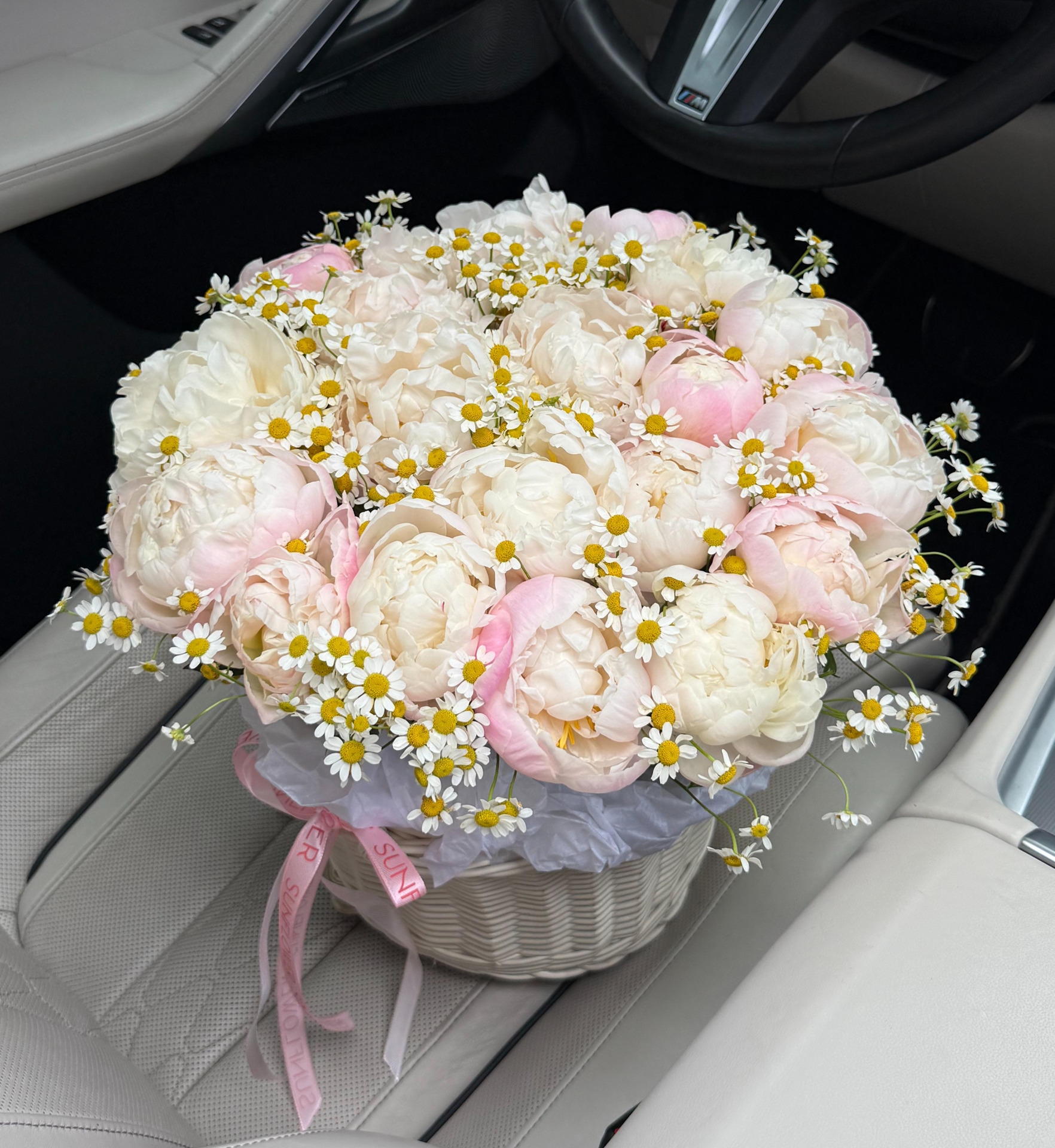 Композиція з півоній Gardenia у кошику