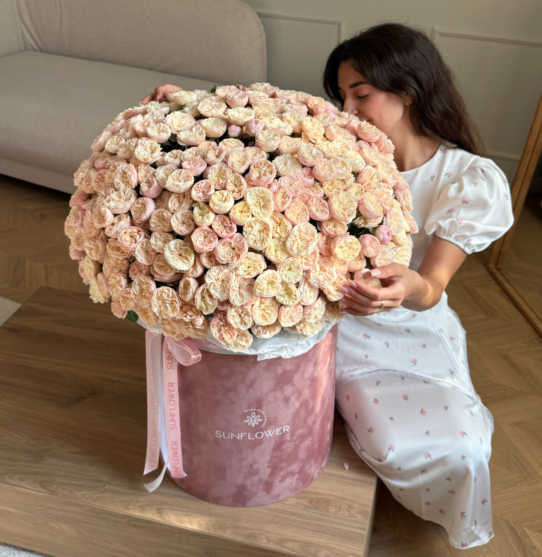 Royal Blush peony-style roses in a size M box – 175 pcs.