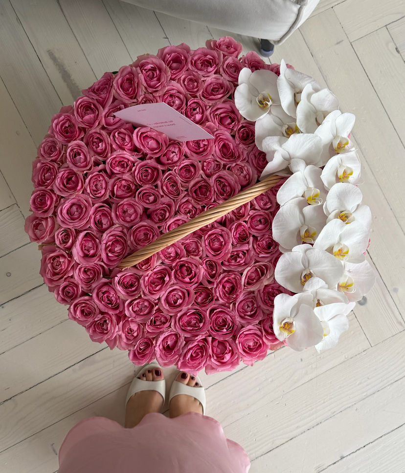 Basket with Wham roses and orchid