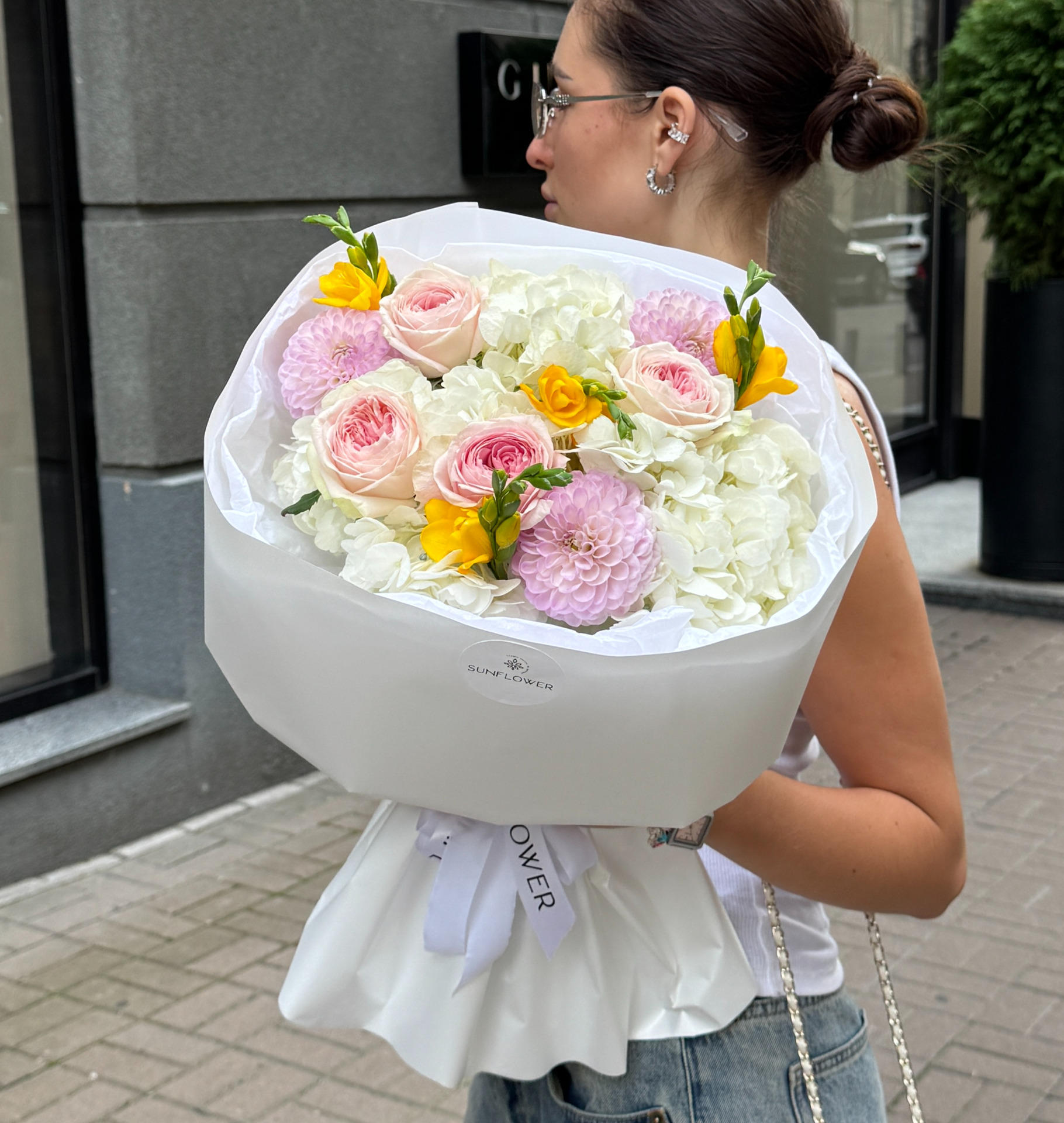 Букет із гортензією, жоржиною та трояндами Ballerina
