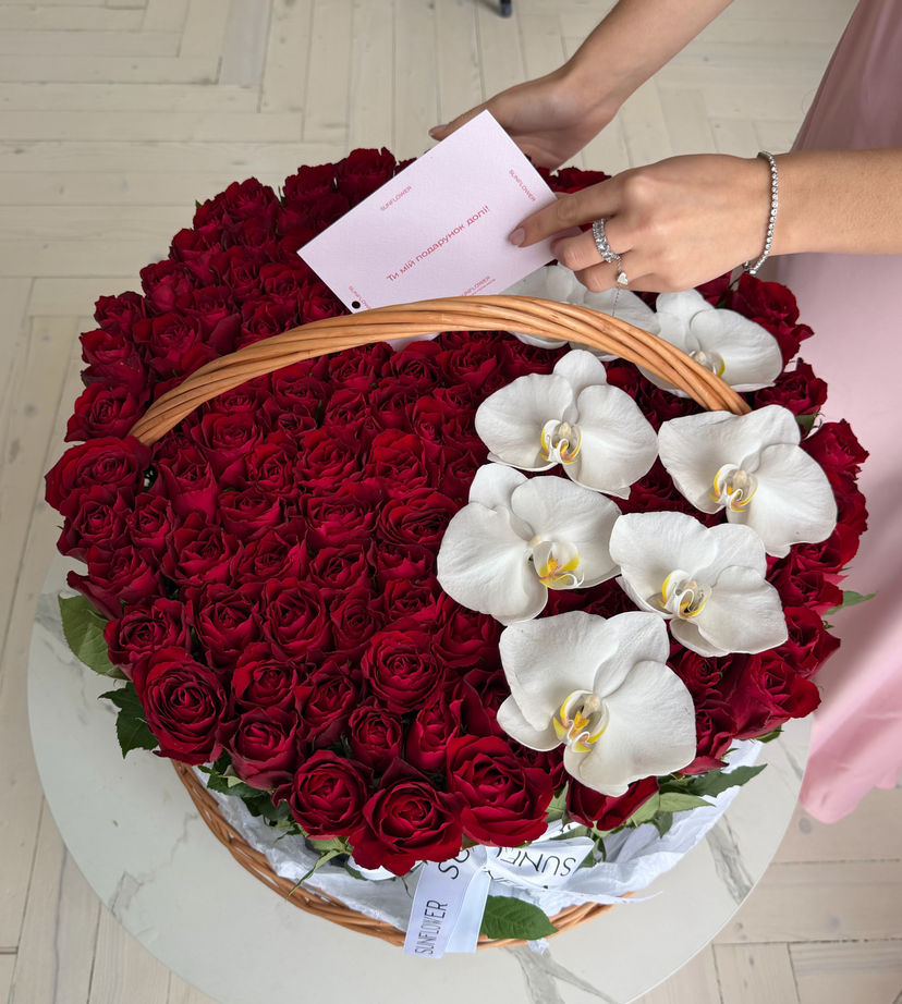 Кошик з трояндами Madam Red та орхідеєю