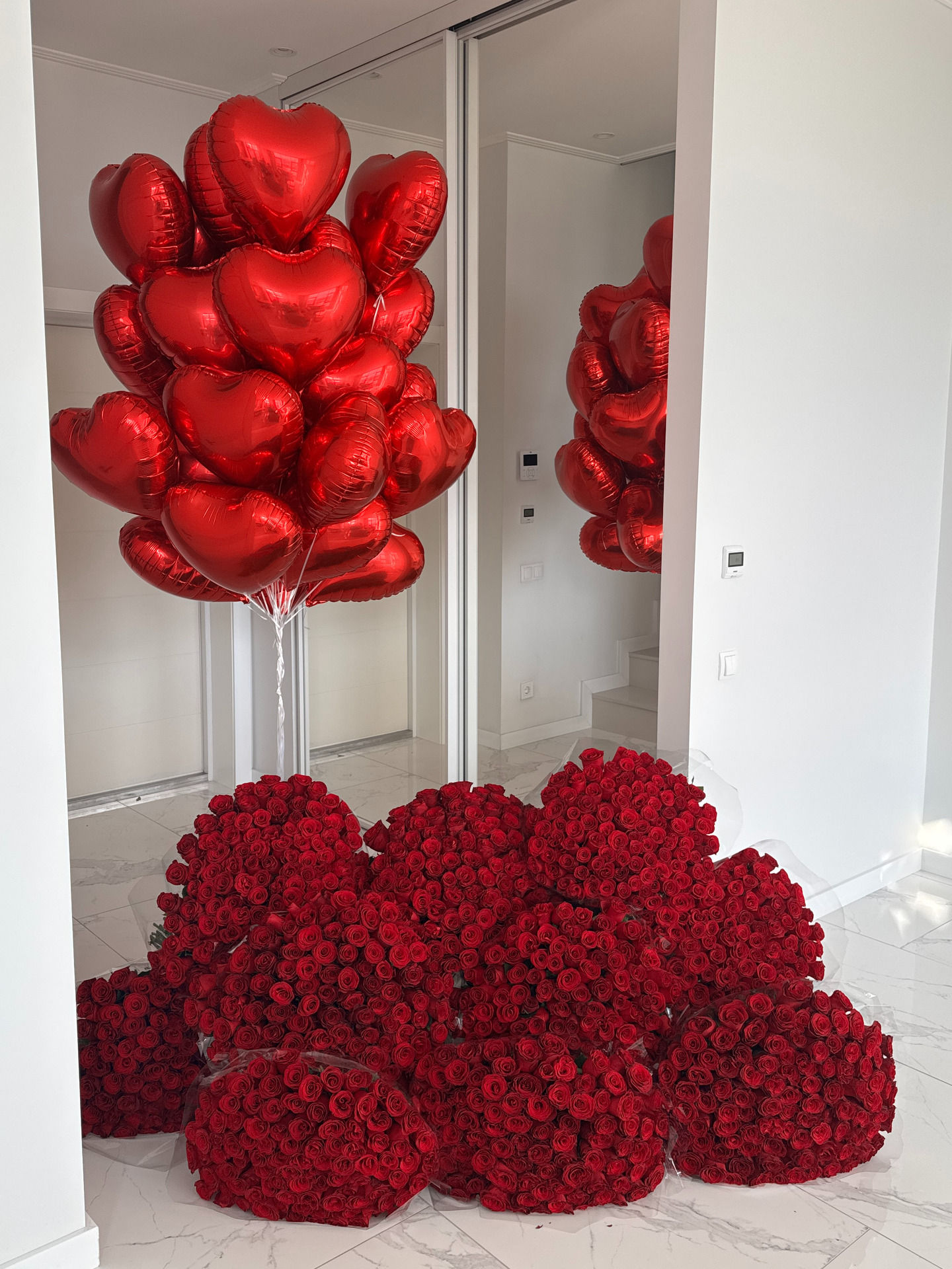 Foil balloon fountain. Red hearts