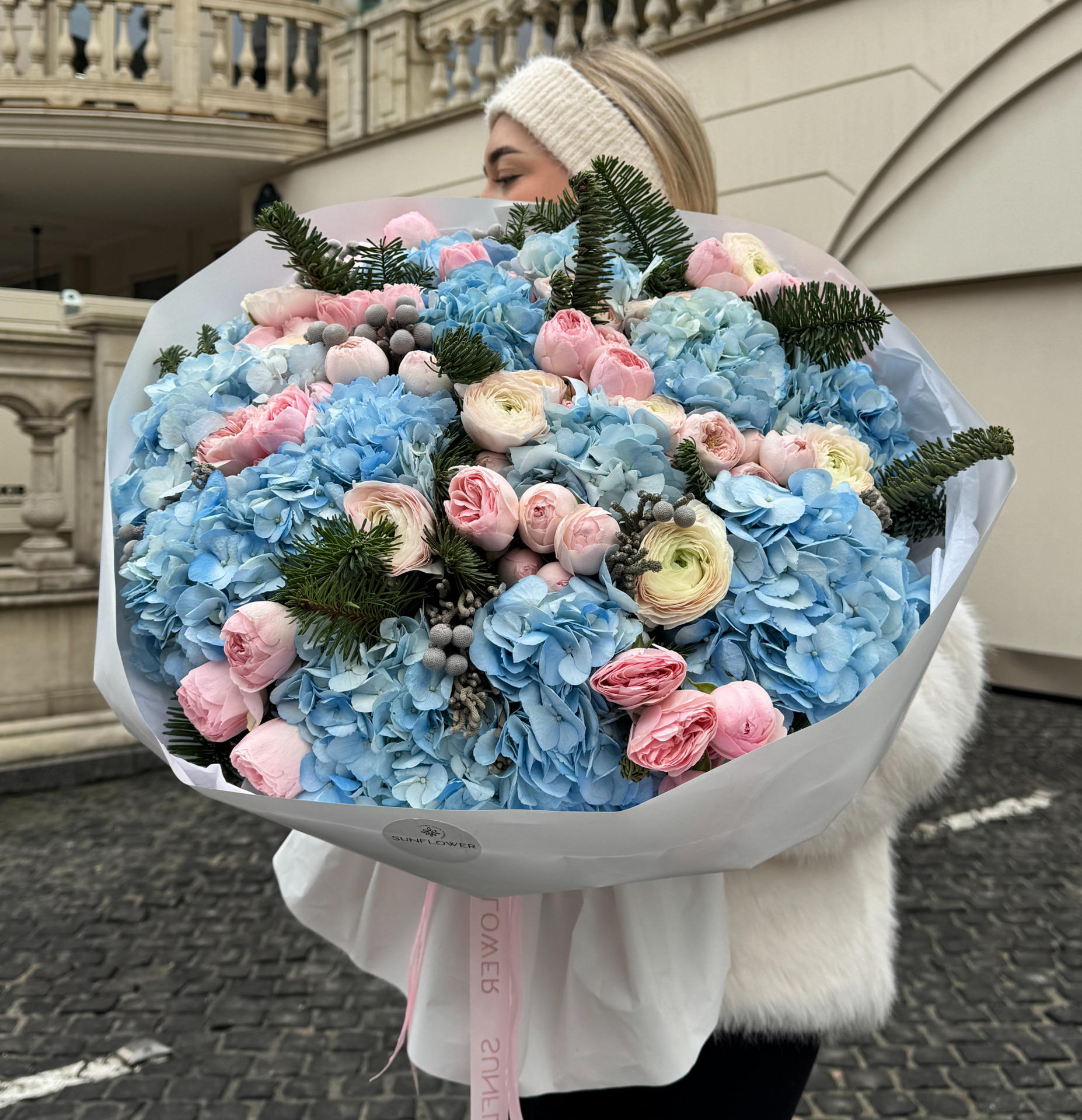 Bouquet L with blue hydrangea and pine needles