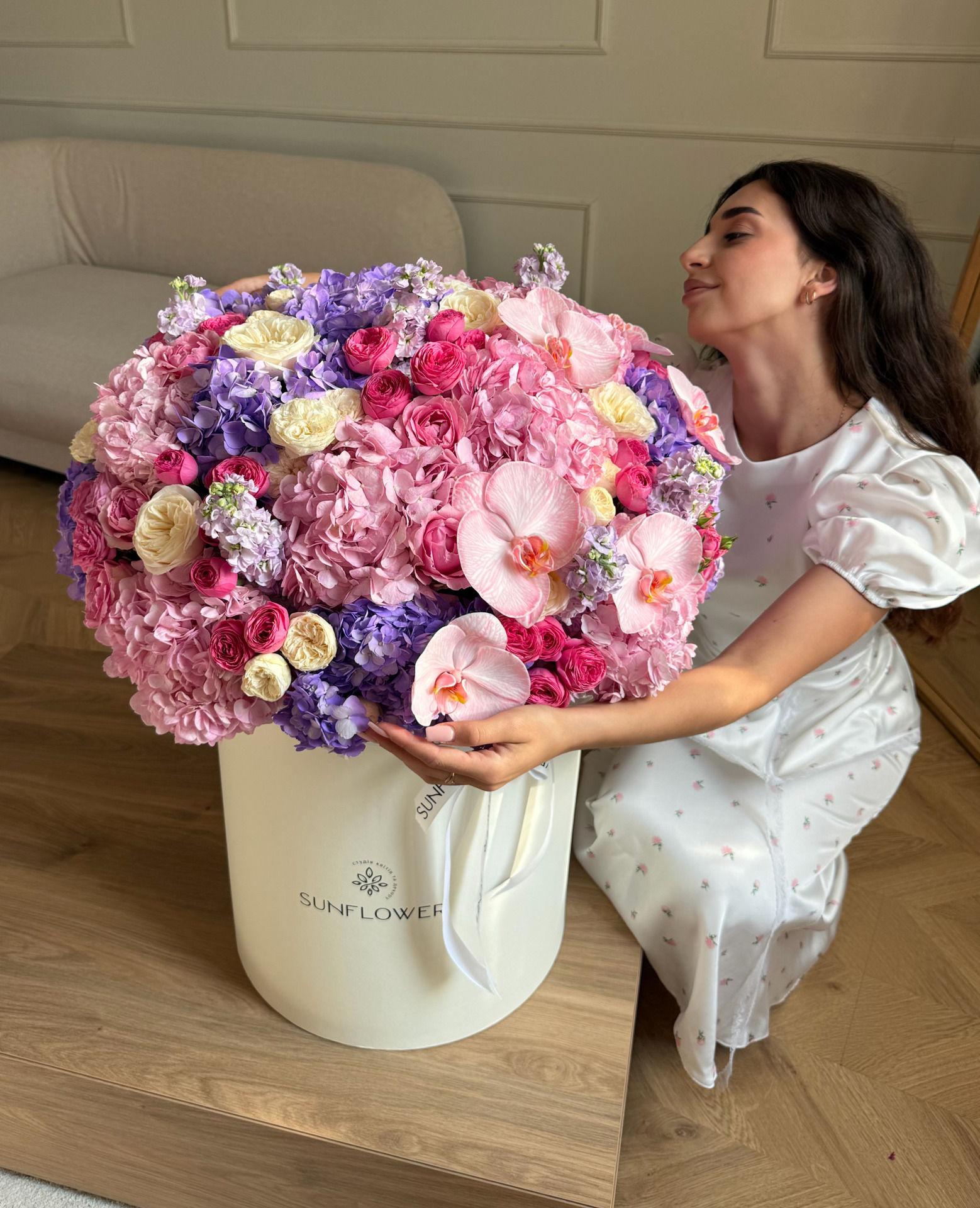 Size M gift box with hydrangeas and orchids