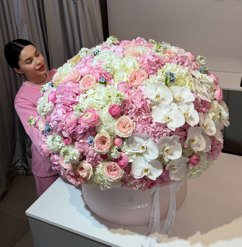 Box L with mixed hydrangeas and bright roses