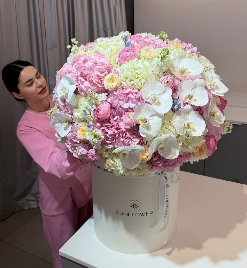 Box M with mixed hydrangeas and bright roses
