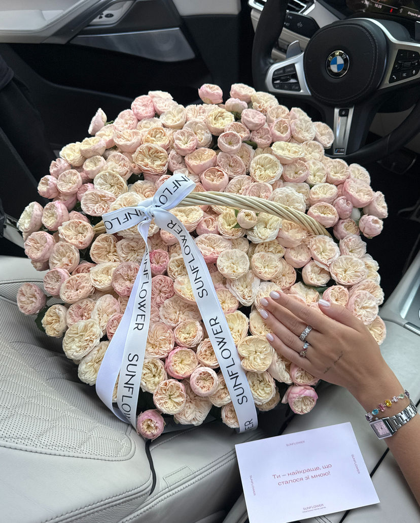 Композиція з 65 троянд Royal Blush у кошику