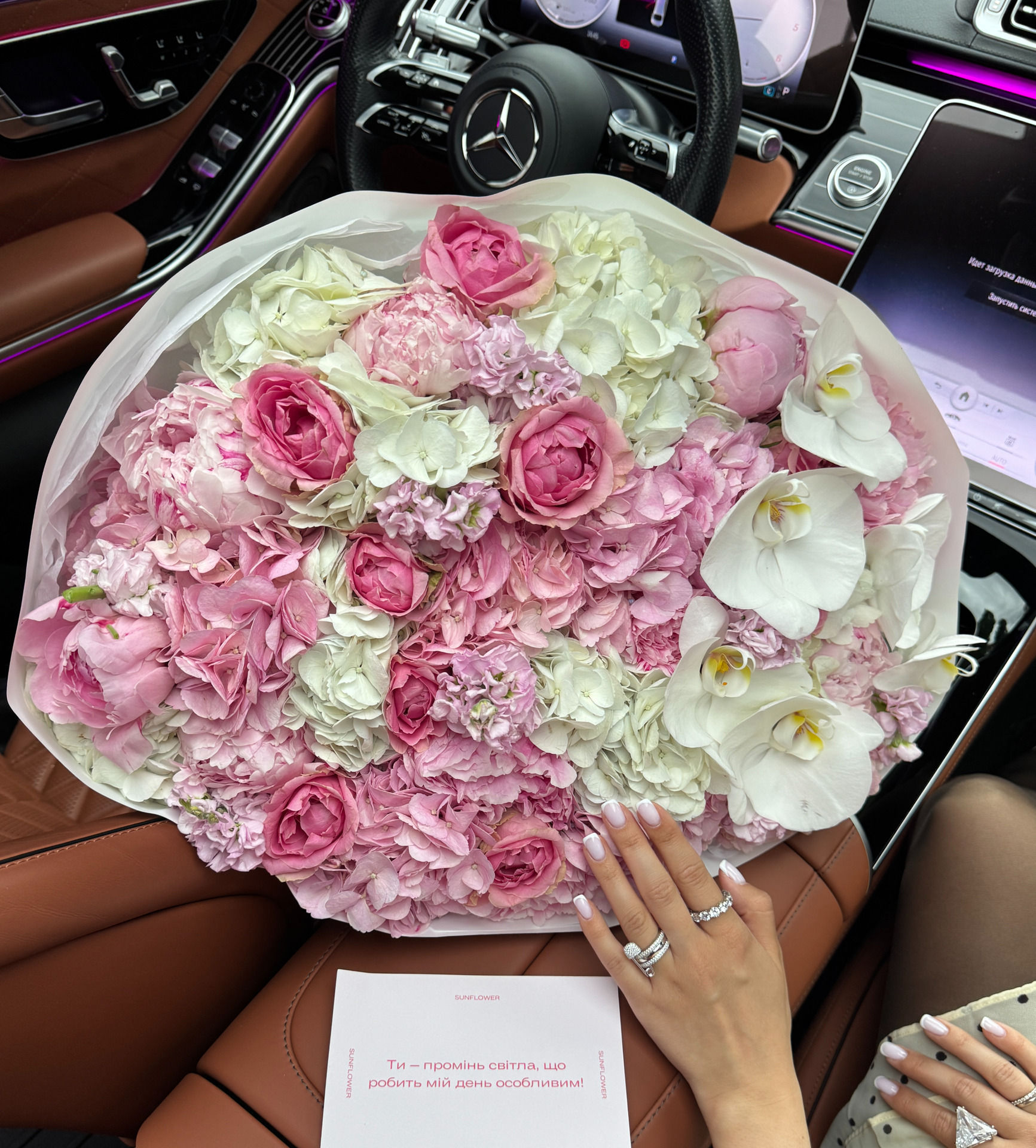 Luxurious L with roses, mattiola and hydrangea