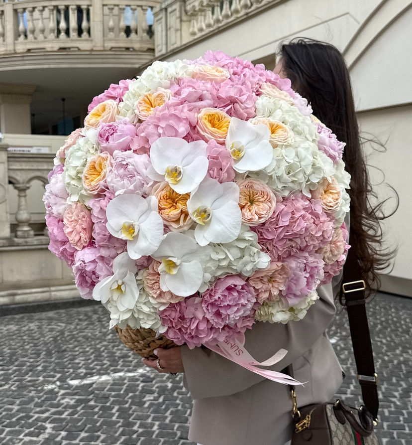 Basket M with garden roses and orchids