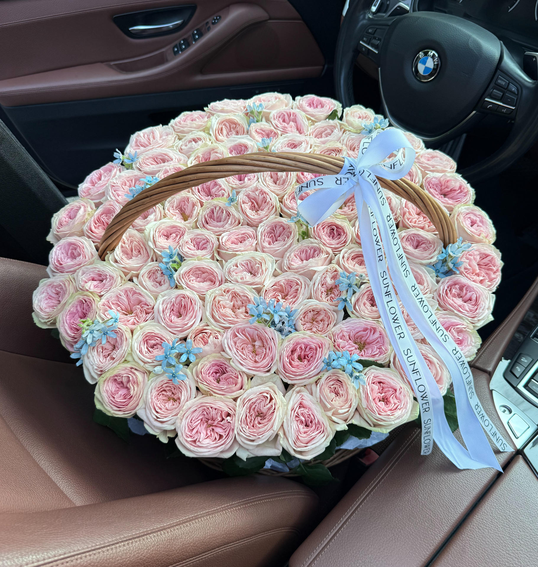 Кошик із 85 піоноподібних троянд Ballerina Summerhouse