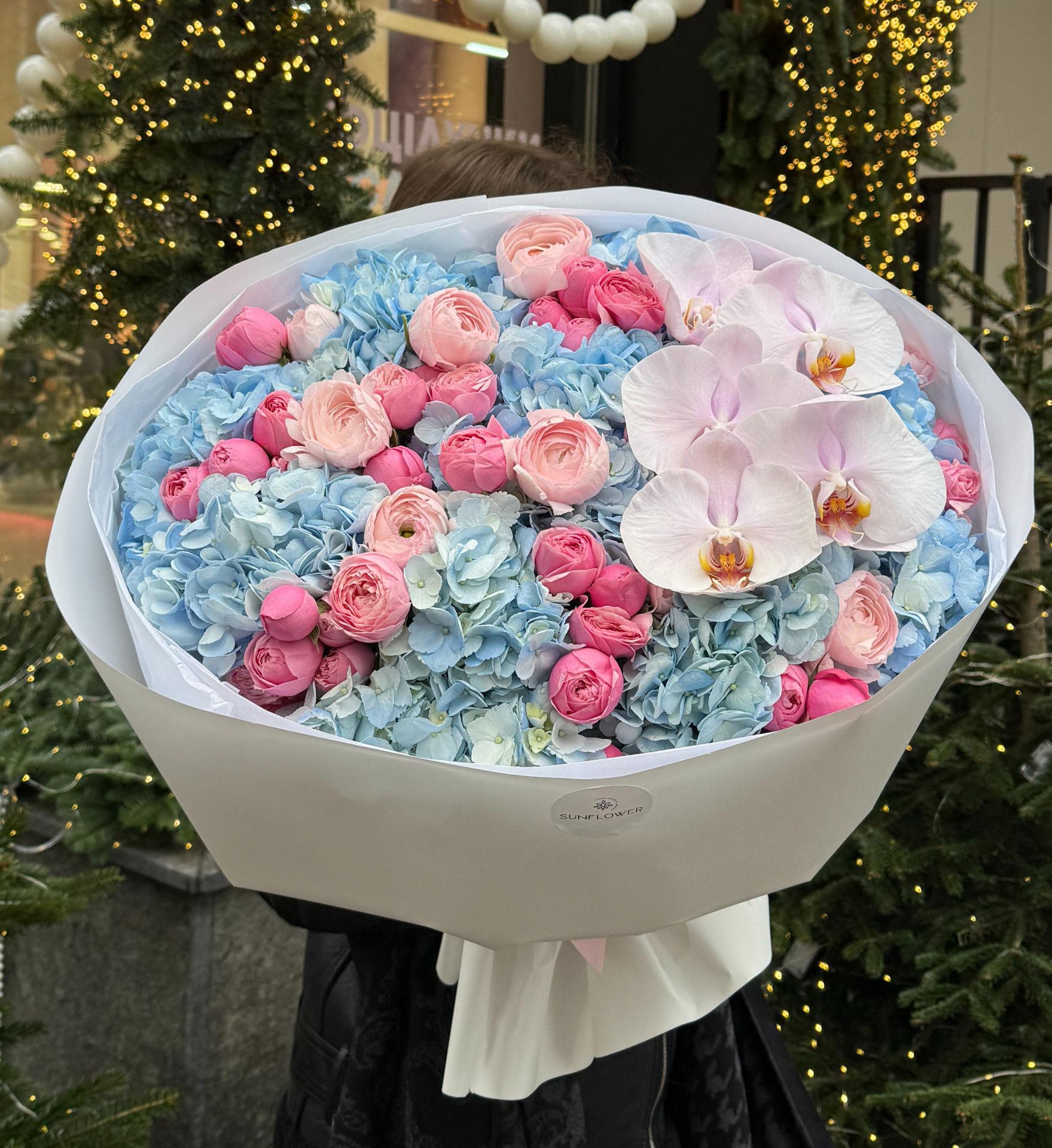 Bouquet L of blue hydrangeas and ranunculus