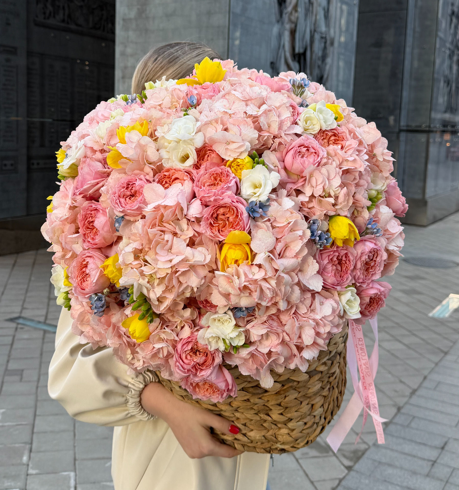 Basket M with pink hydrangea and daffodils