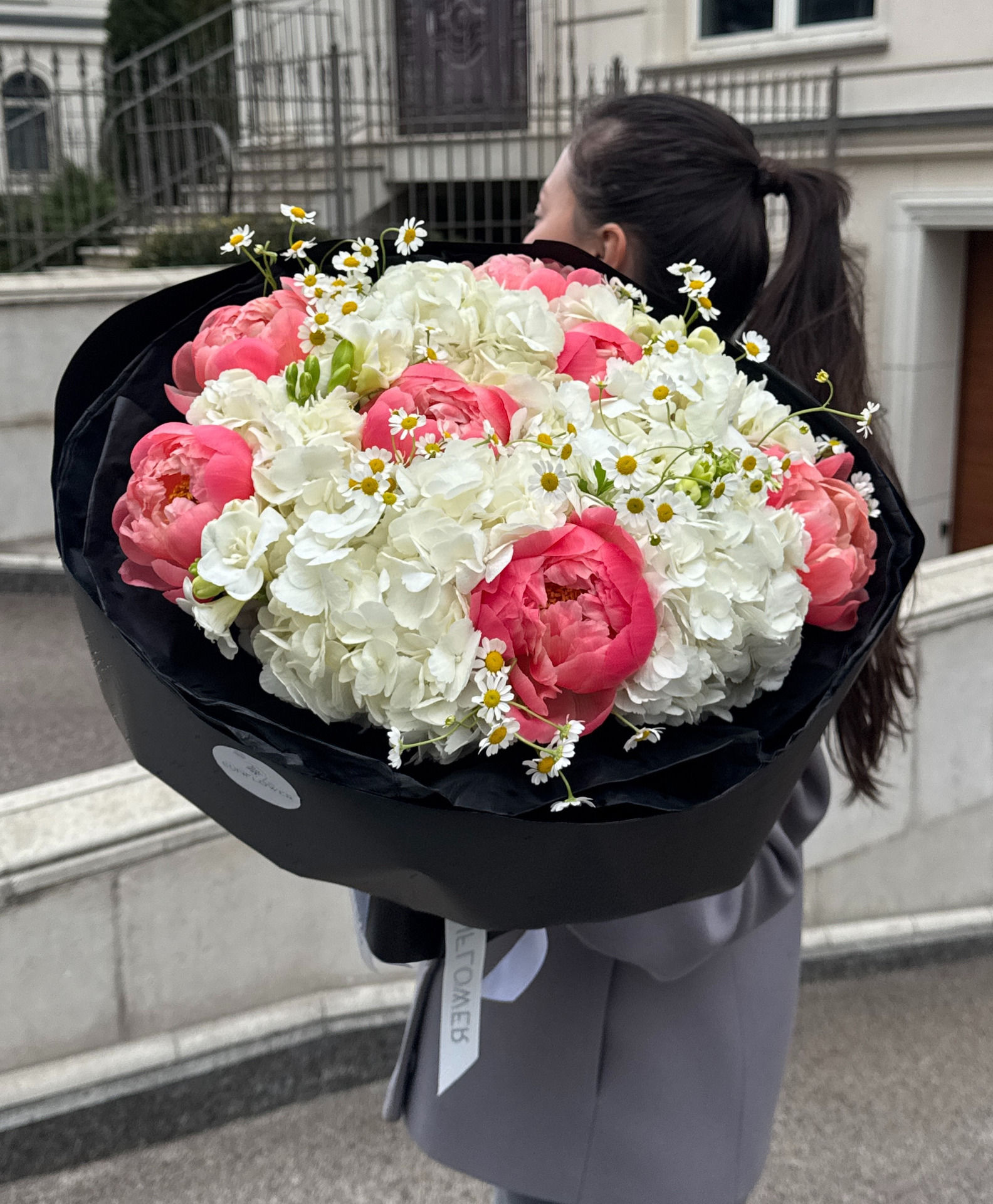Rich bouquet S with peonies and white hydrangea