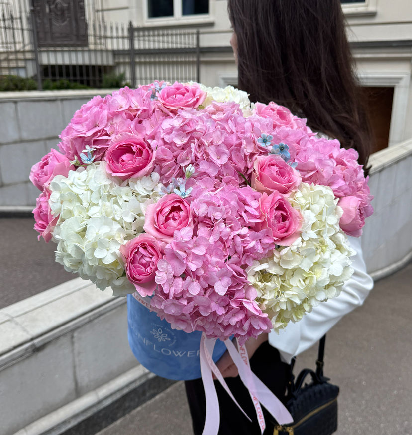 Hydrangea & Rose Arrangement in a Box XS