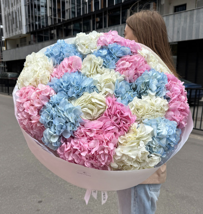 Bouquet L with a mix of hydrangeas of three colors