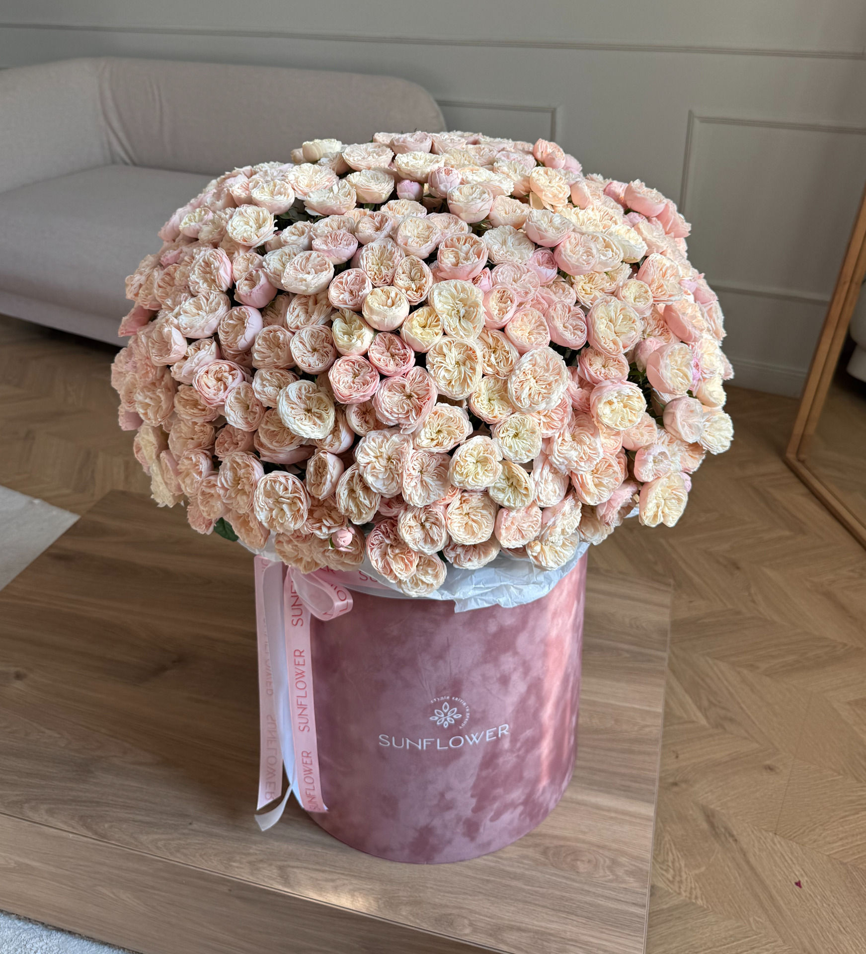 Royal Blush peony-style roses in a size M box – 175 pcs.
