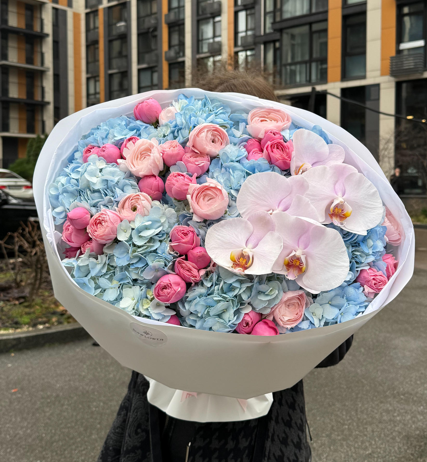 Bouquet L of blue hydrangeas and ranunculus