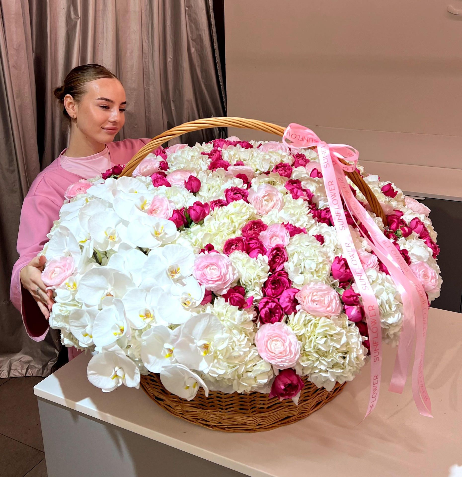 Кошик XL з білими гортензіями,кущовими трояндами,ранункулюсами