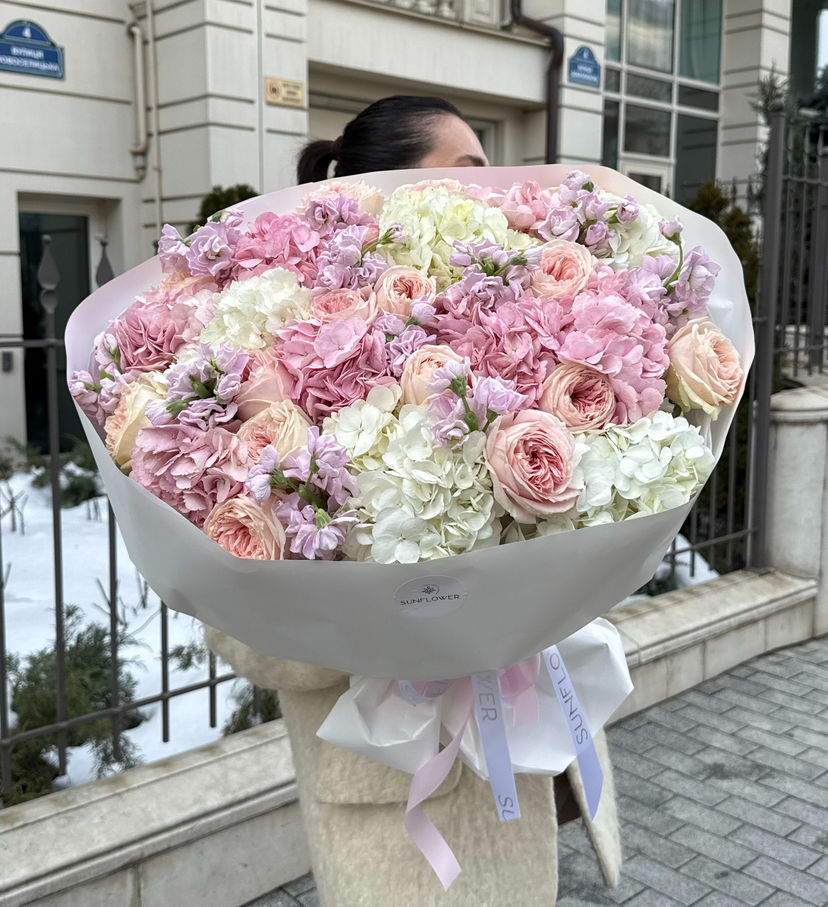 Bouquet L with peony rose and mattiola