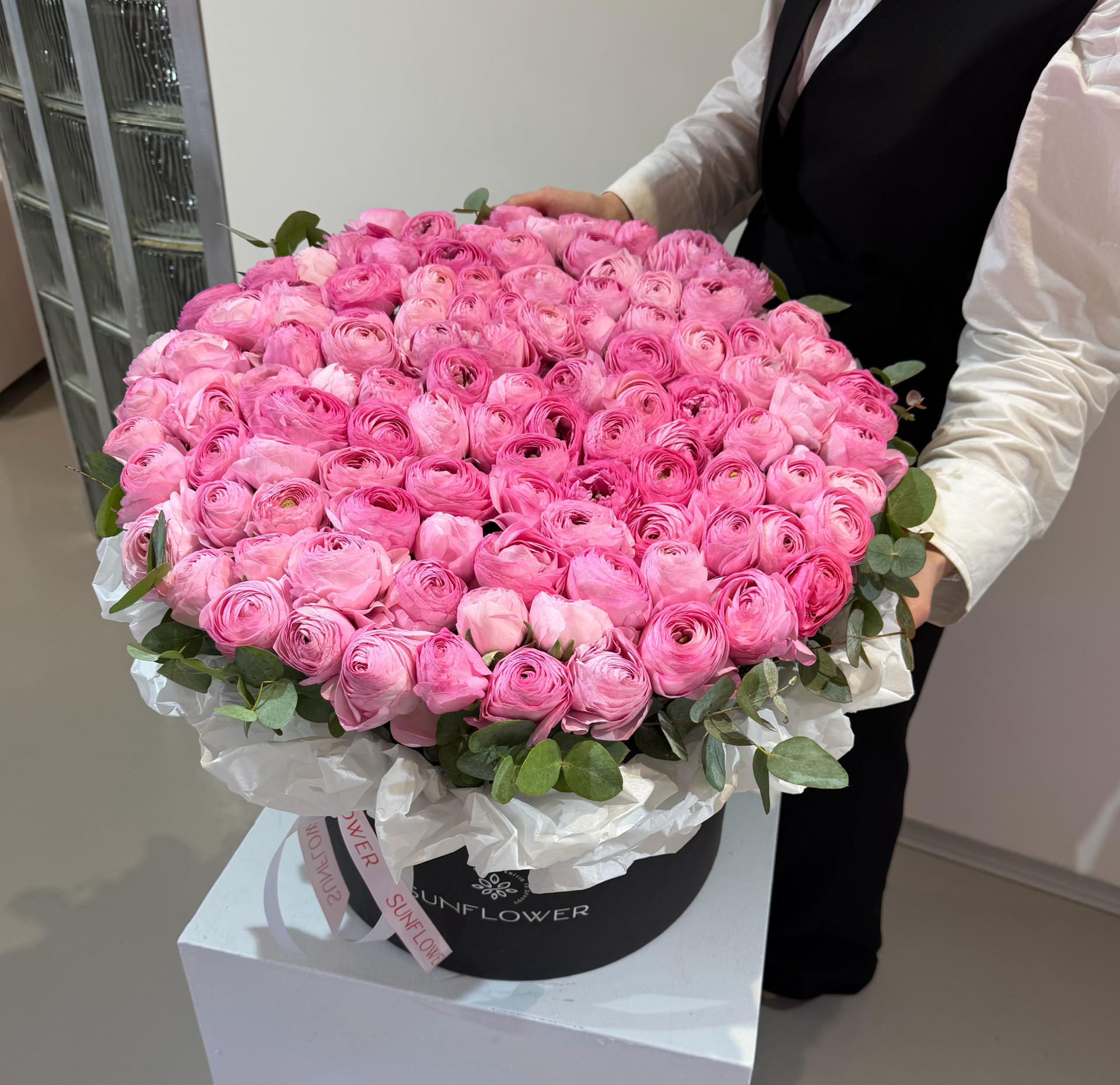 Коробка М ранункулюсів Li Pink та евкаліпт