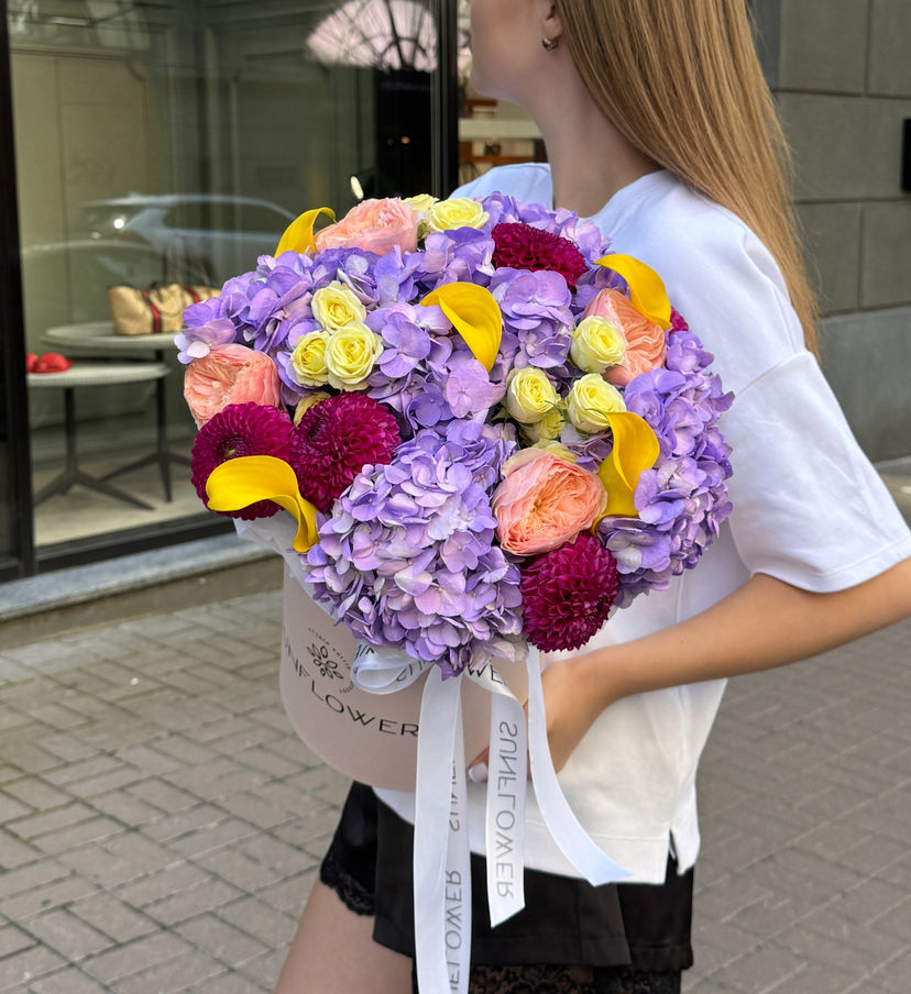 Композиція у коробці з гортензією, калами та трояндами