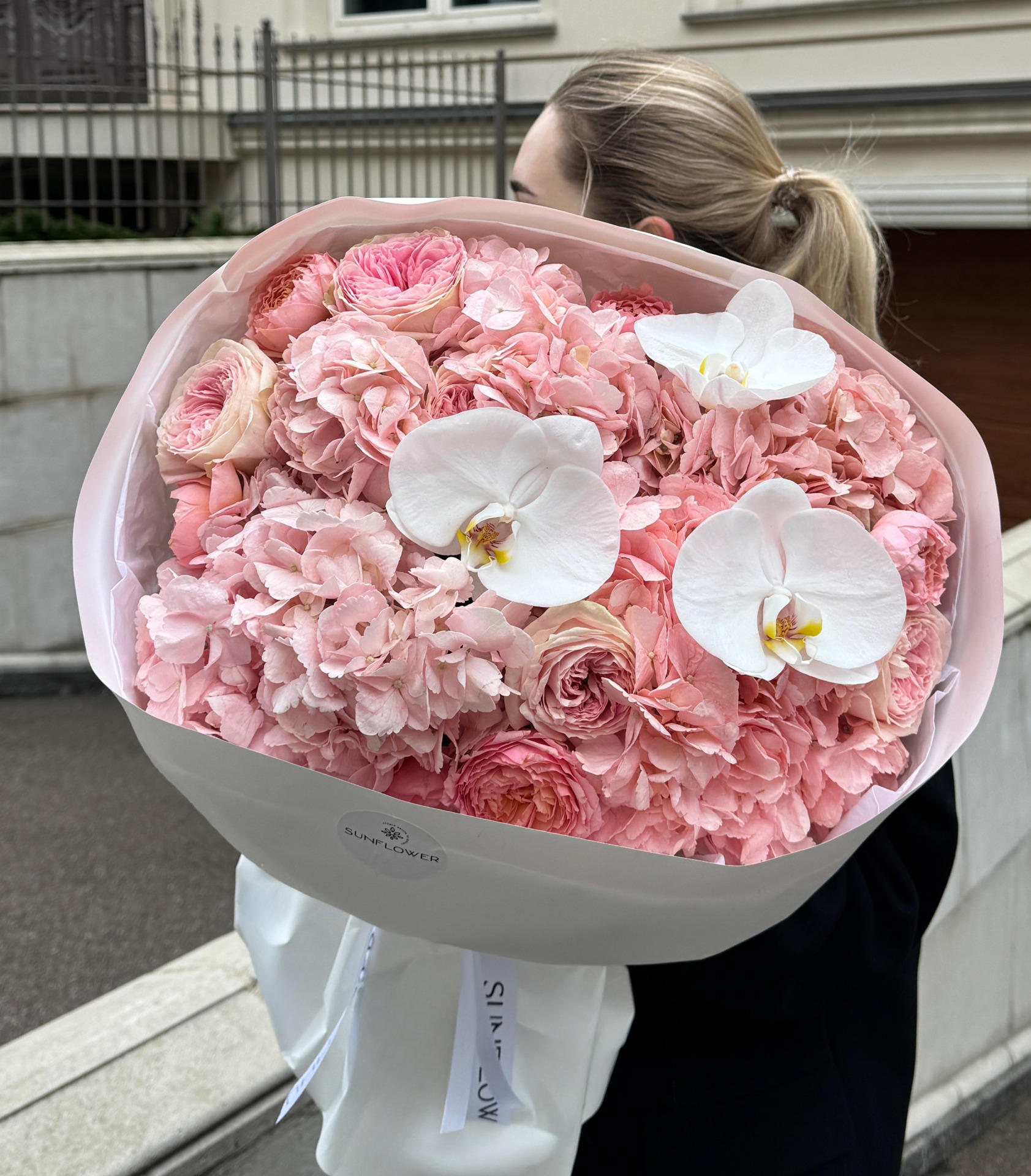 S-size bouquet with orchid, hydrangea and bush roses