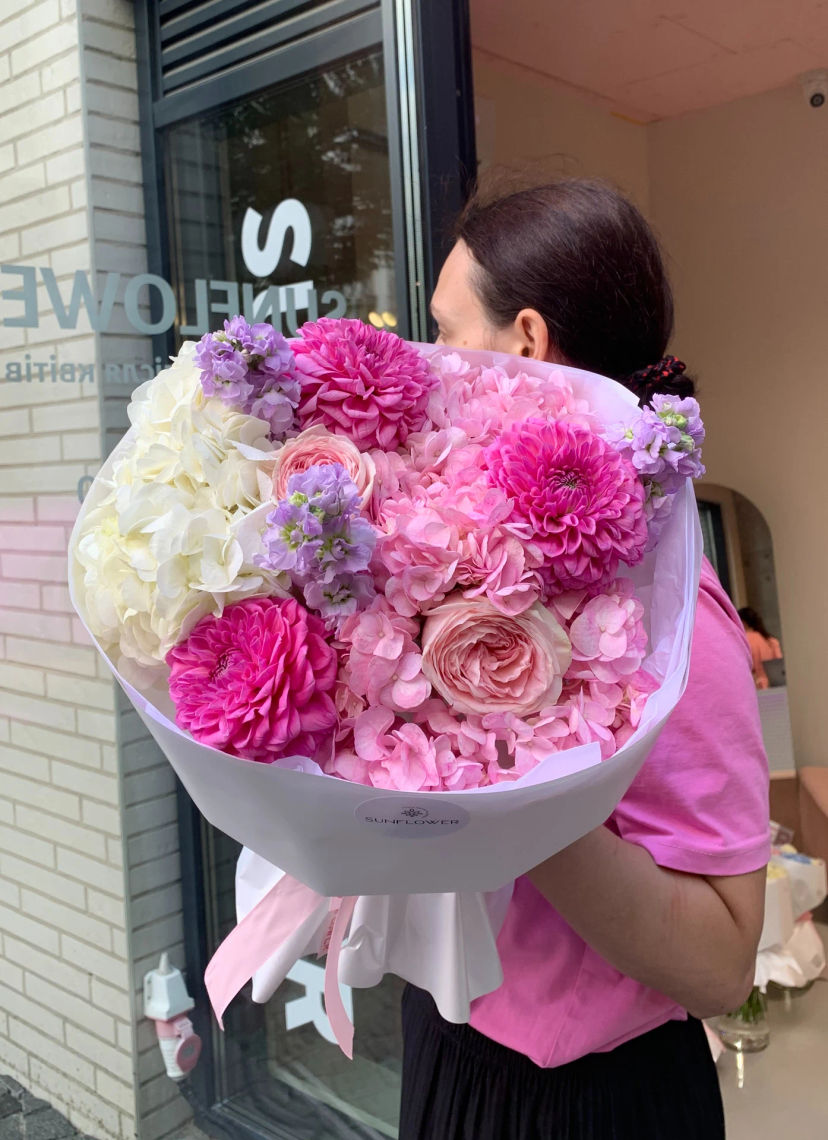 A bouquet in soft pink tones