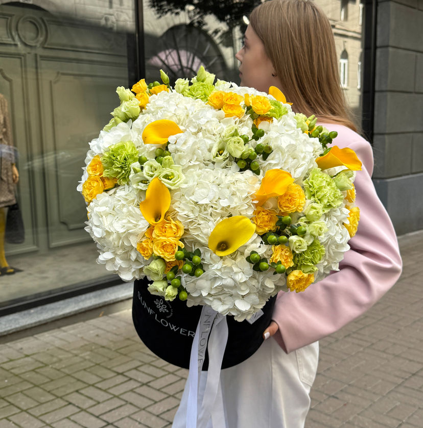 Композиція у коробці з гортензіями та калами