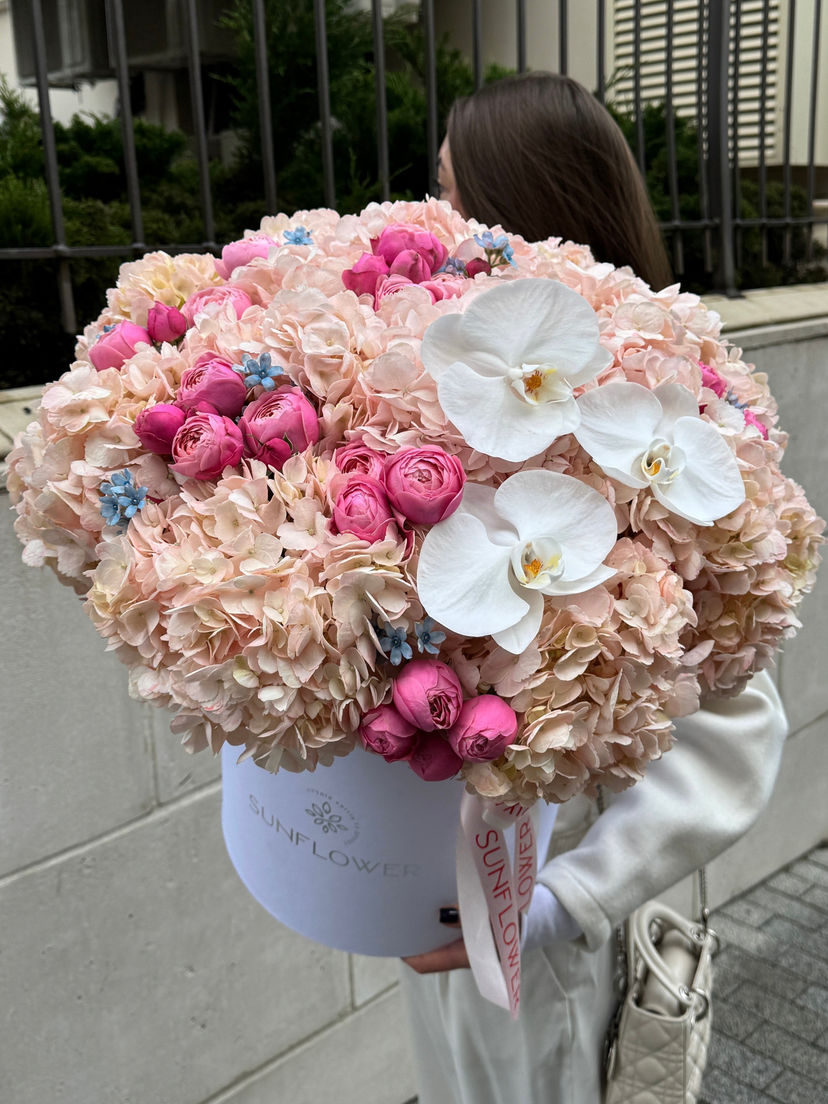 Arrangement S with pink hydrangea