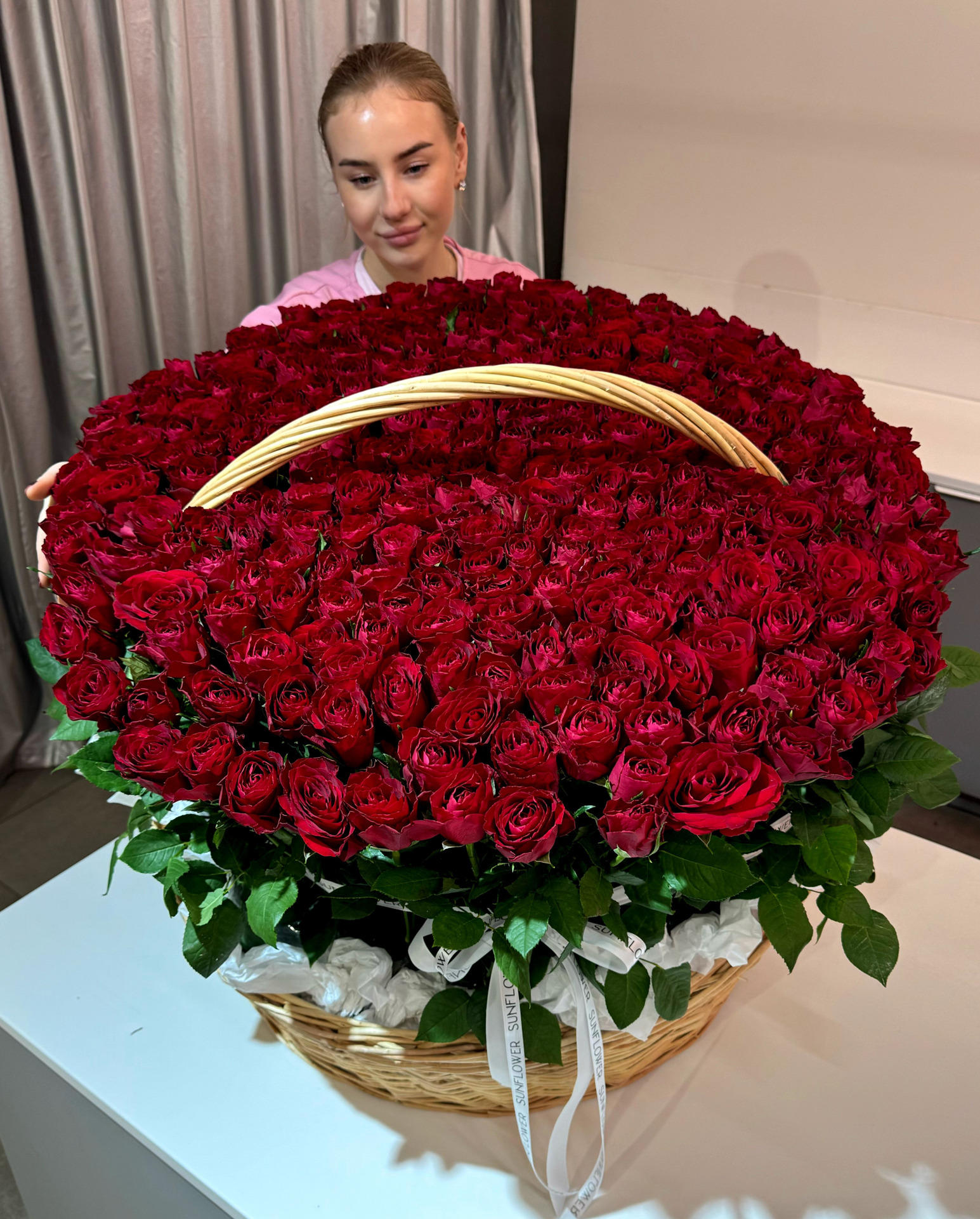 Basket of 301 Madam Red 60 см