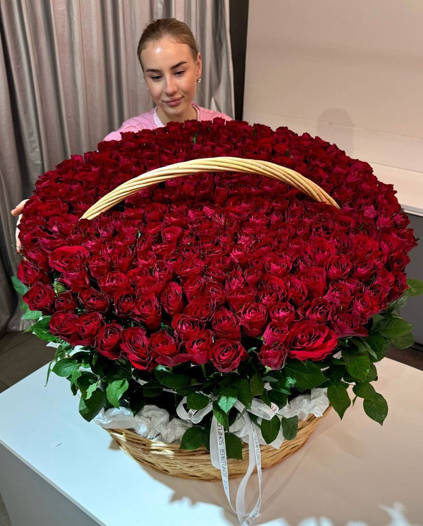 Basket of 301 Madam Red 60 см