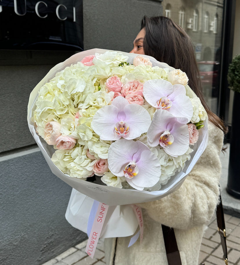 Bouquet M with white hydrangeas, freesia and orchid