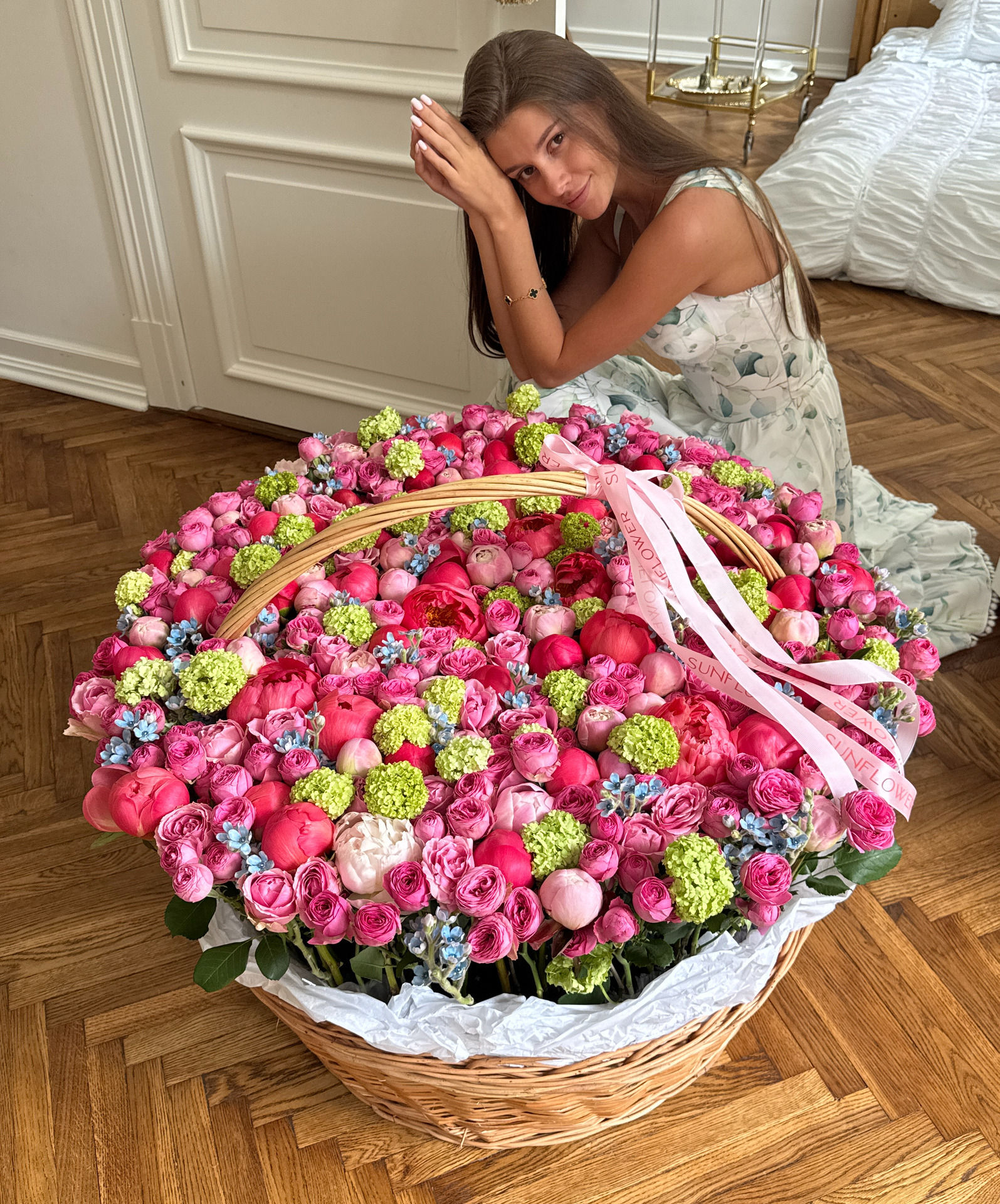 Кошик XL з півоніями,кущовою трояндою та вібурнумом