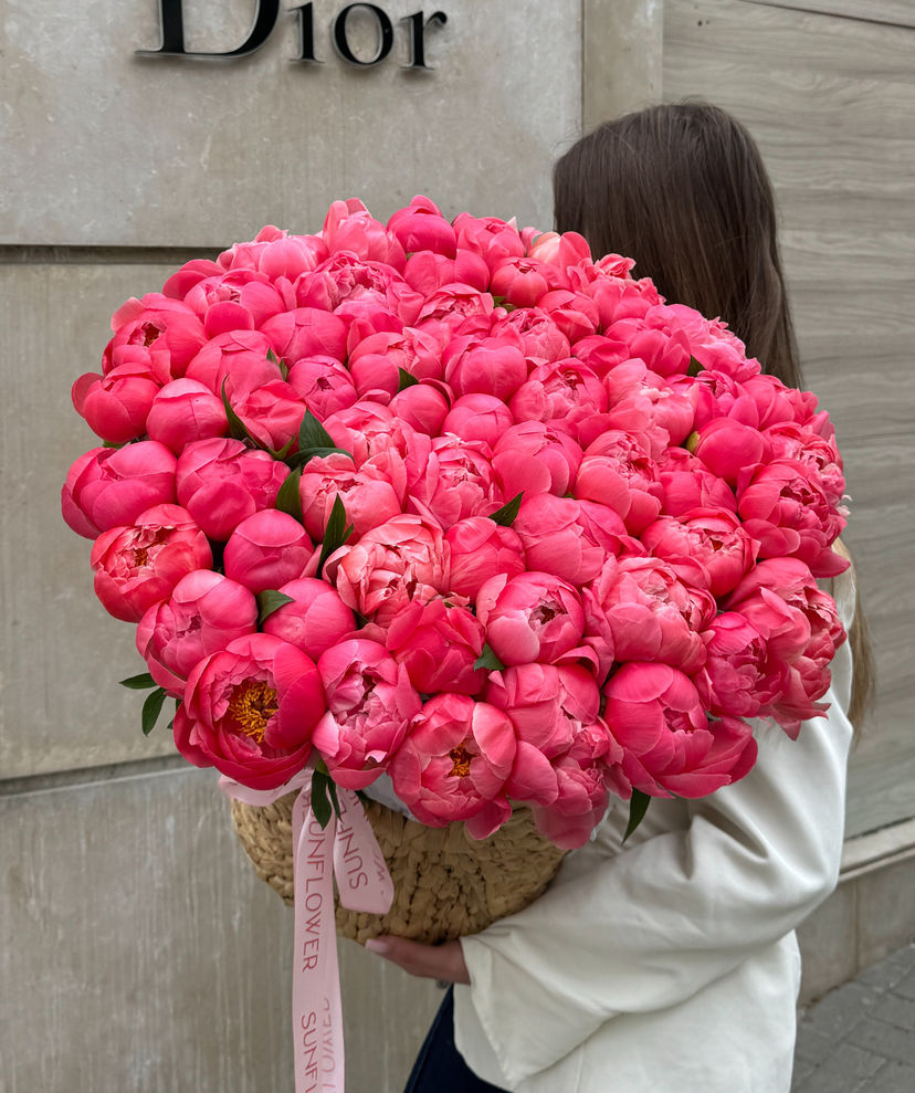 Basket of peonies Coral Charm 85 pieces