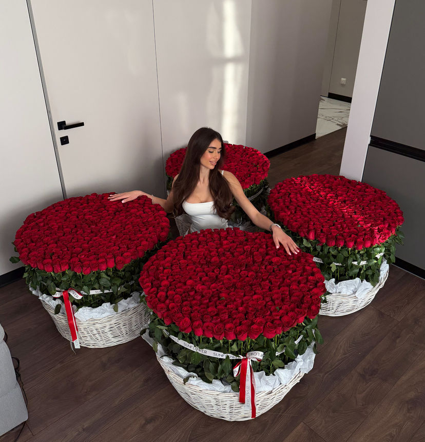 Four HL baskets of 351 roses each