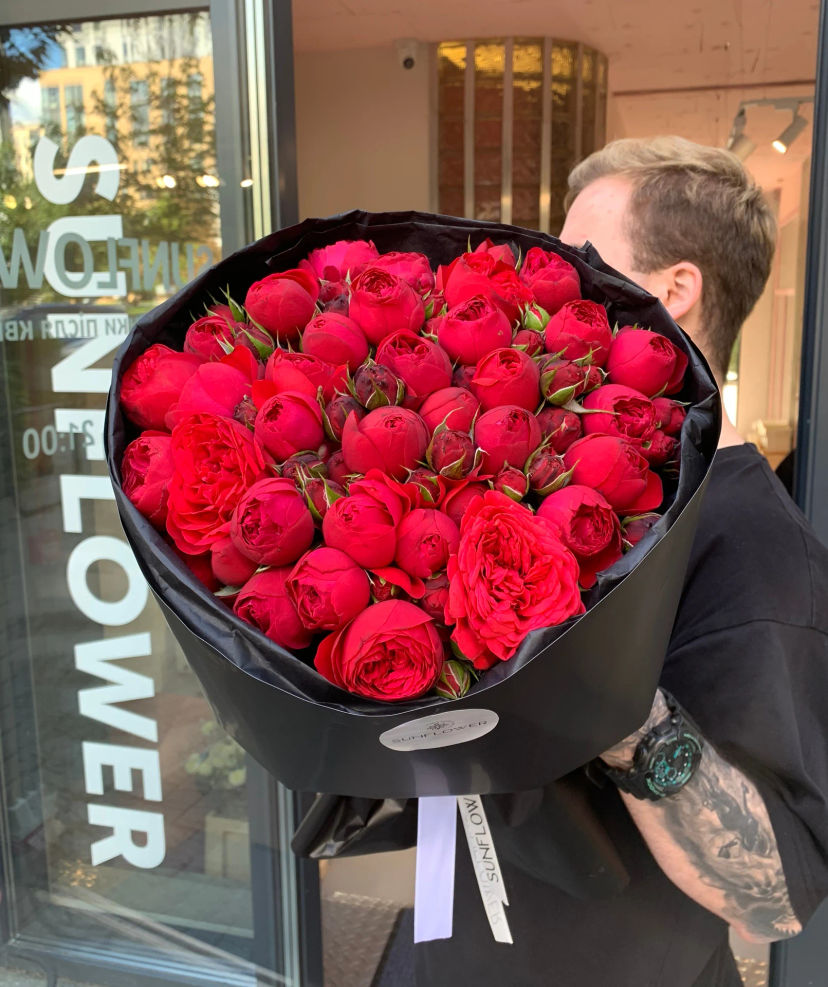Bouquet of red spray roses