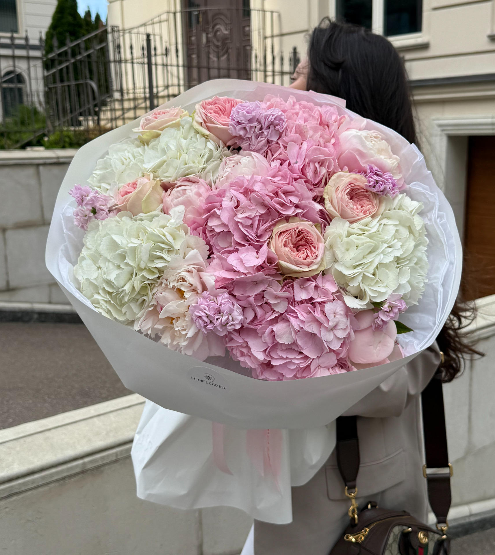 Пишний букет М із гортензій, піоній і троянд